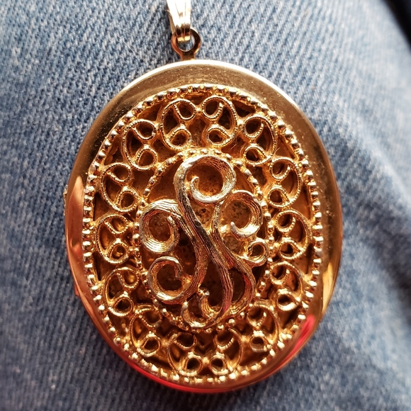 Huge 70's Vintage Gold-tinted Metal Victorian Style Locket Pendant - Picture 2 of 5